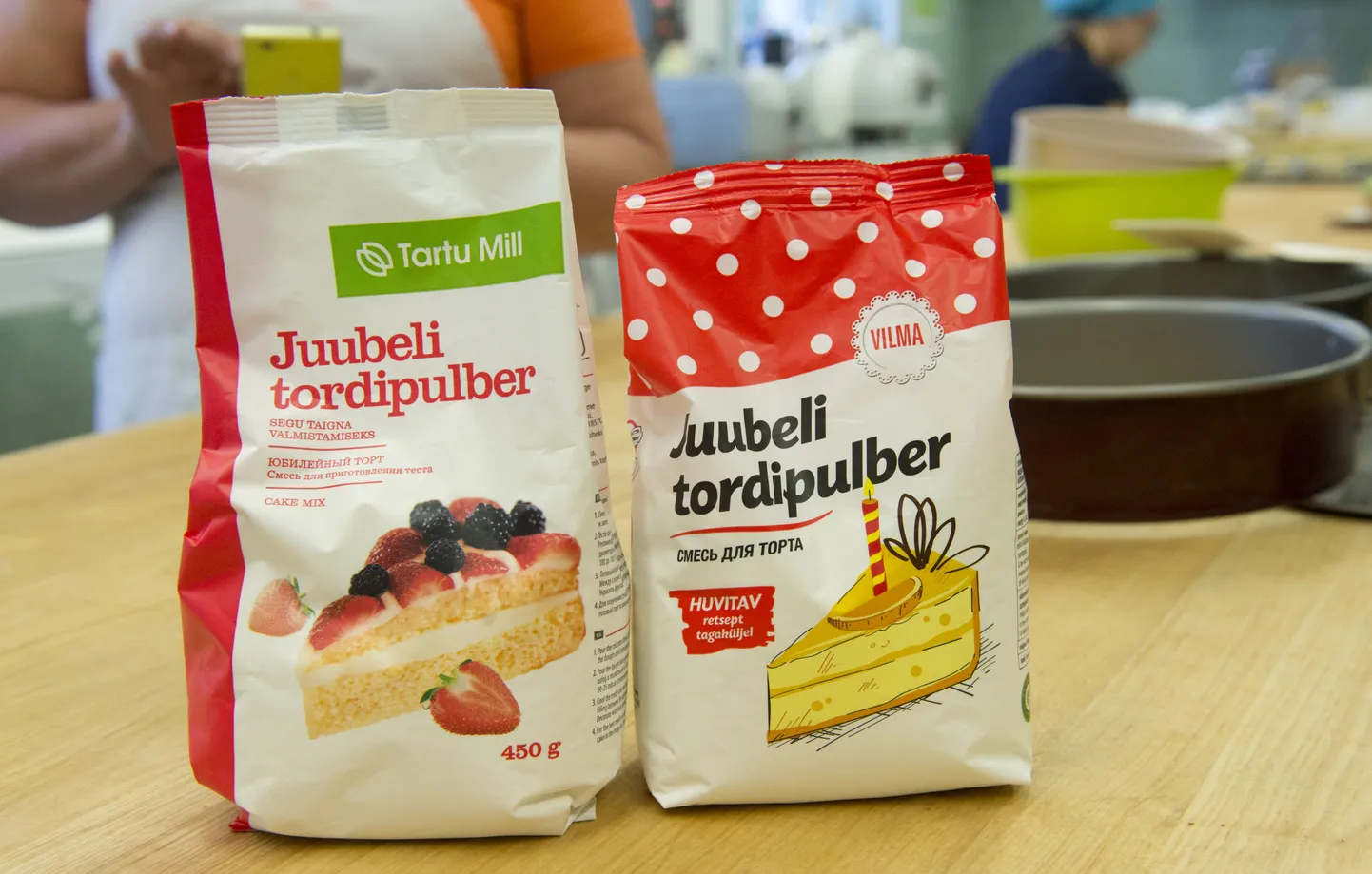 Poelettidel võib leida kahte juubeli tordipulbrit.