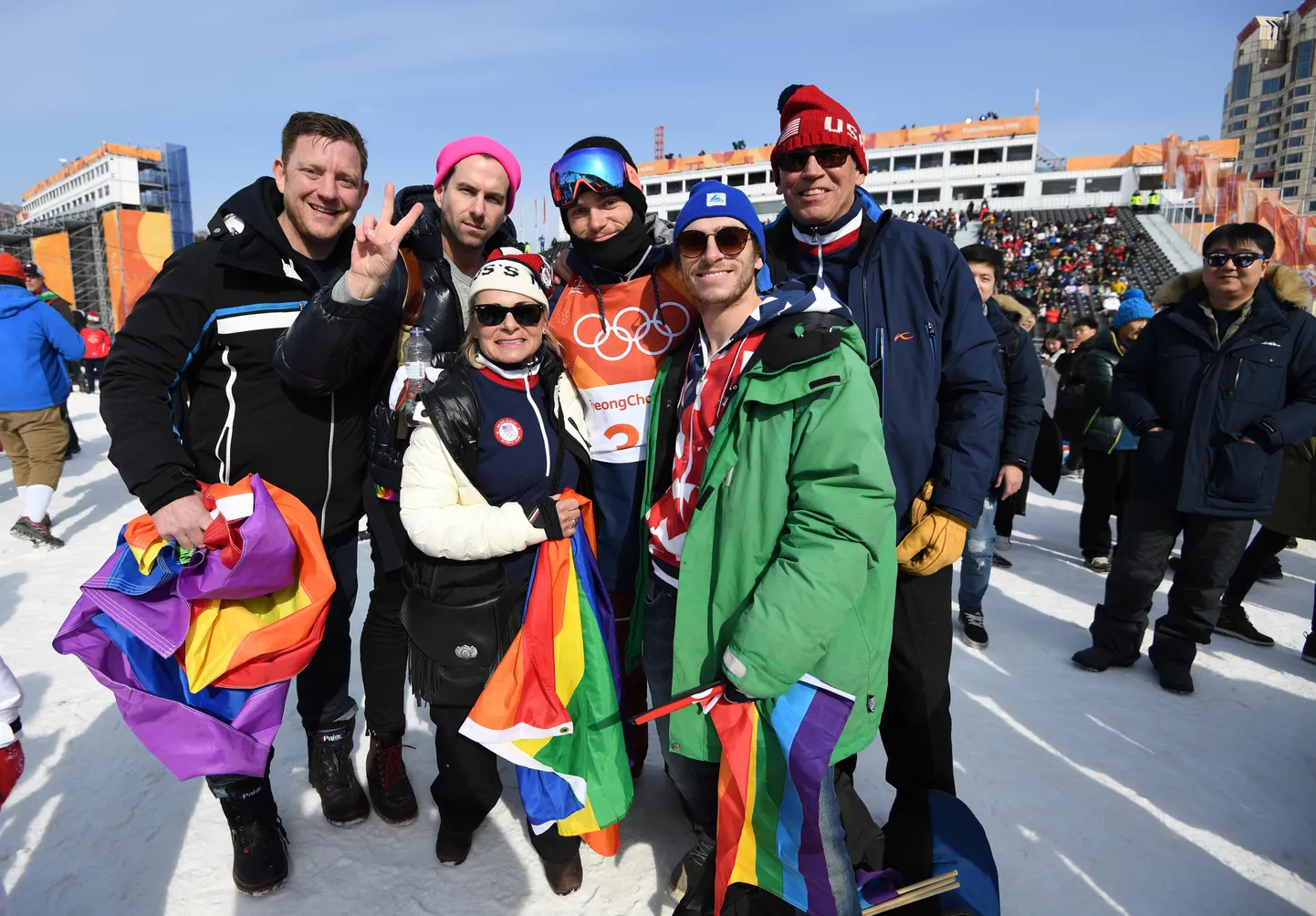 Gus Kenworthy lehvitab vikerkaarelippu uhkusega