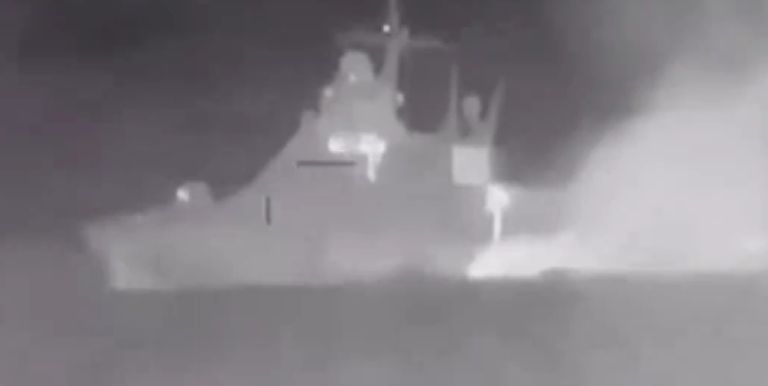 Ukraina luure avaldas eile pildid ja video, kuidas nende pinnaveedroon Magura V5 hävitas järjekordse Vene sõjalaeva. Sergei Kotov asus üsna Kertši silla lähedal, mis ühendab Krimmi Venemaaga. Patrull-laeva pardal võis olla ka sõjaväe ründekopter Ka-29.