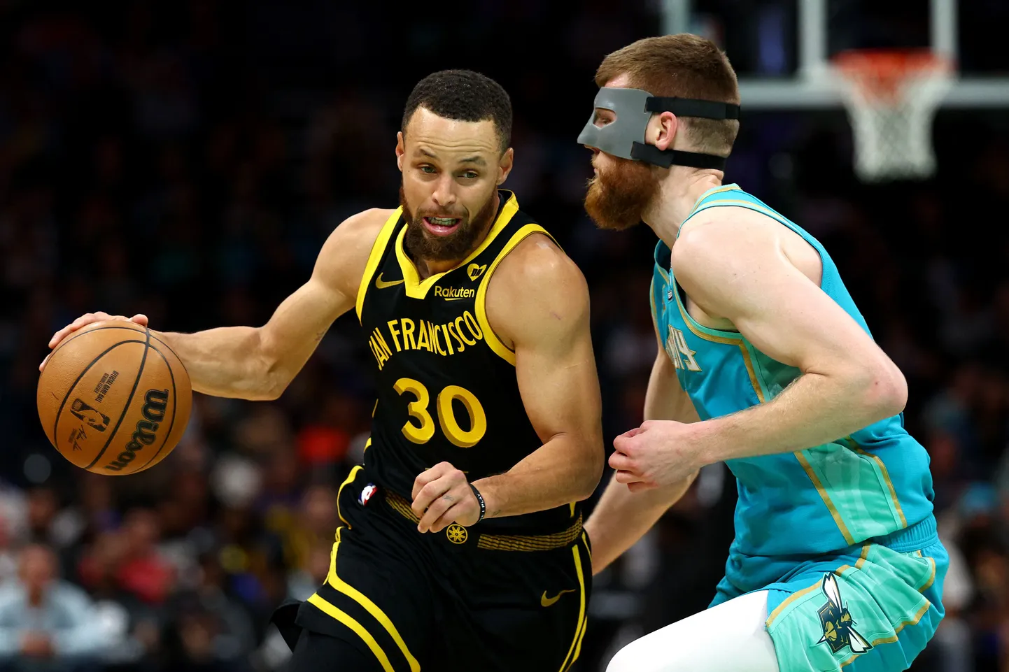 NBA spēlētāji Stefans Karijs un Dāvis Bertāns
