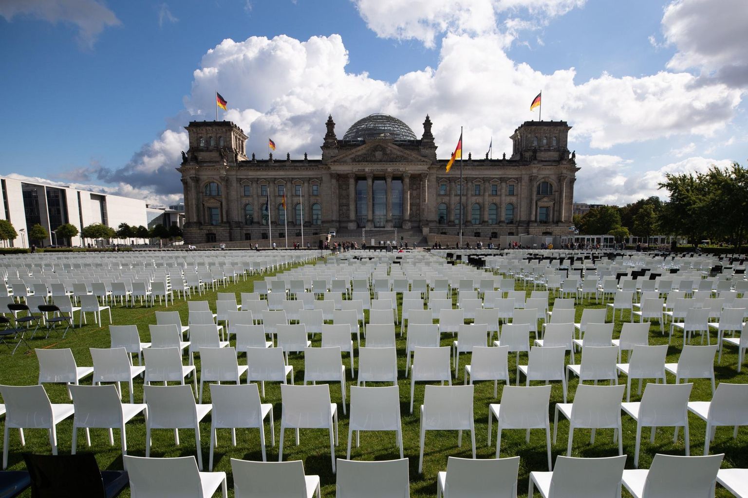 Protestiaktsiooni raames Bundestagi ette toodud toolid. 