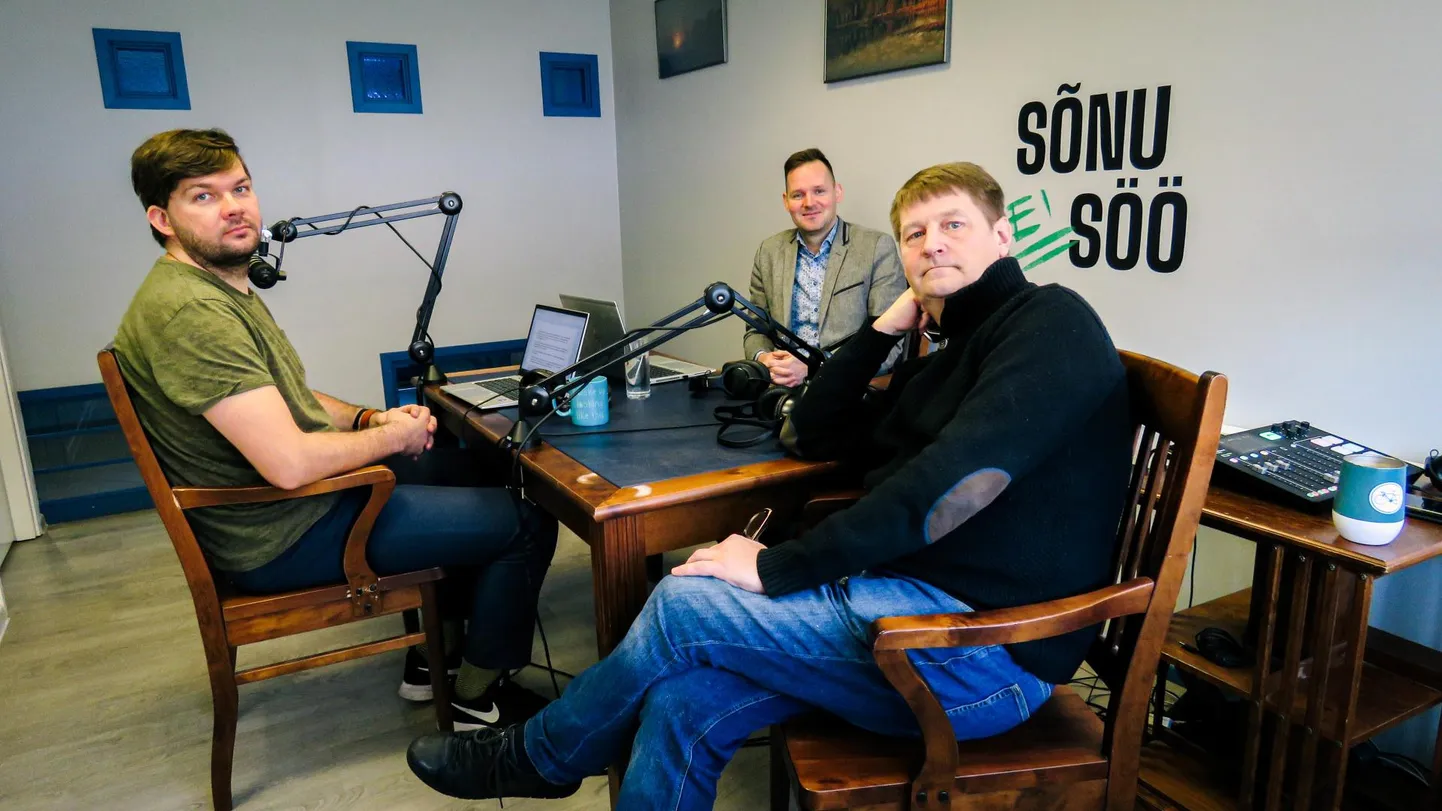 Taskuhäälingus “Sõnu ei söö” käis sotsiaalvaldkonna teemadel rääkimas Pärnu abilinnapea Riido Villup (keskel). Küsimusi esitasid Pärnu Postimehe tegevtoimetaja Lauri Habakuk (vasakul) ja arvamustoimetaja Raido Keskküla.