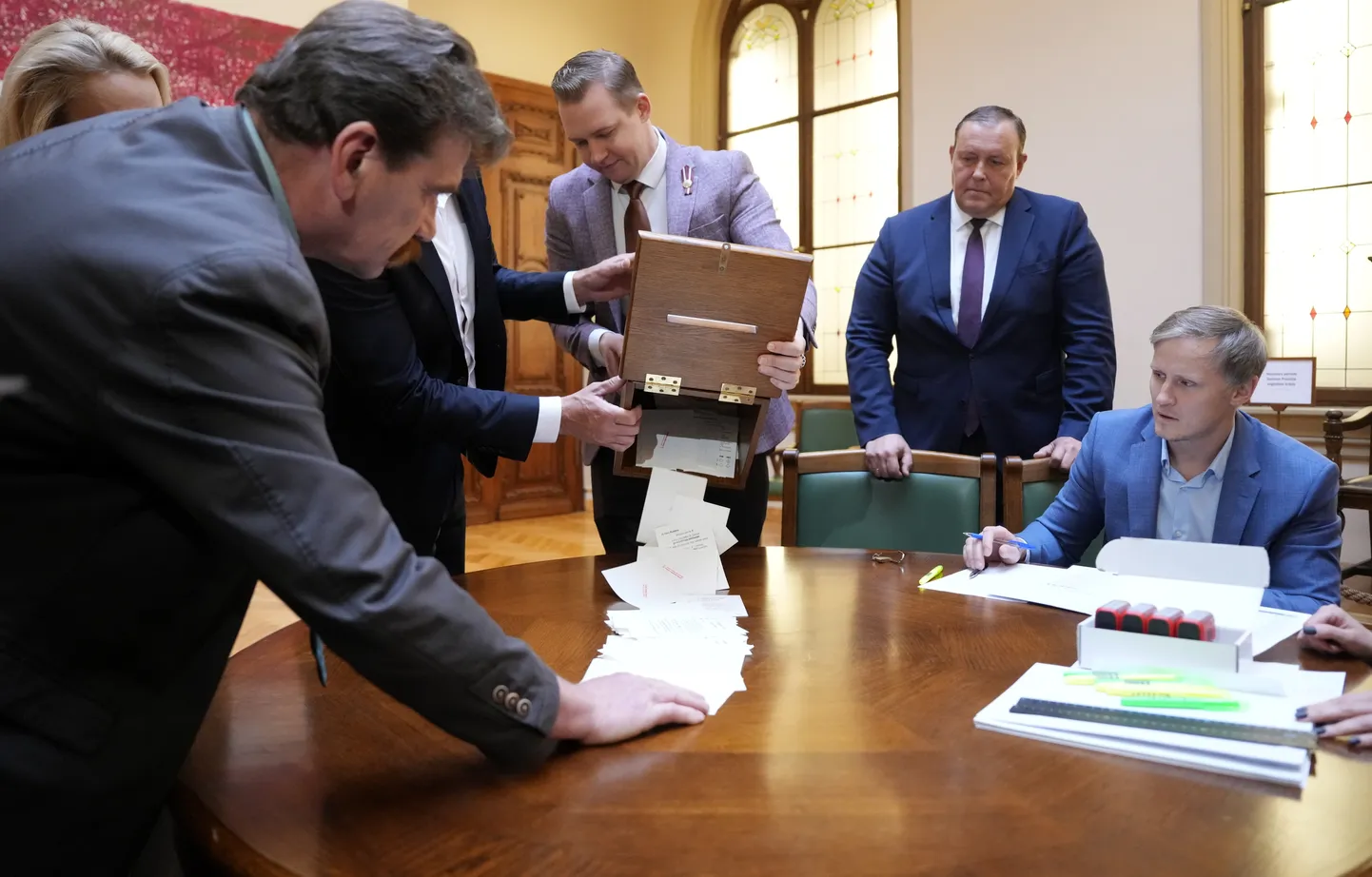 Saeimas deputāti Ingmārs Līdaka (no kreisās), Harijs Rokpelnis, iekšlietu ministrs Rihards Kozlovskis un Rihards Kols skaita balsis Saeimas ārkārtas sēdē, kurā notika Saeimas priekšsēdētāja vēlēšanu pirmā kārta.