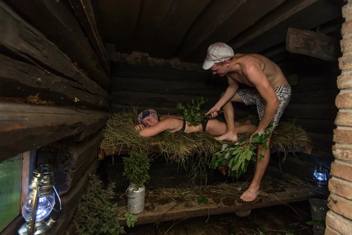 В банном приключении в Ламмасмяэ гостей охаживает веником Робин Тяпп. Все бани топятся дровами, на снимке - баня с каменкой.