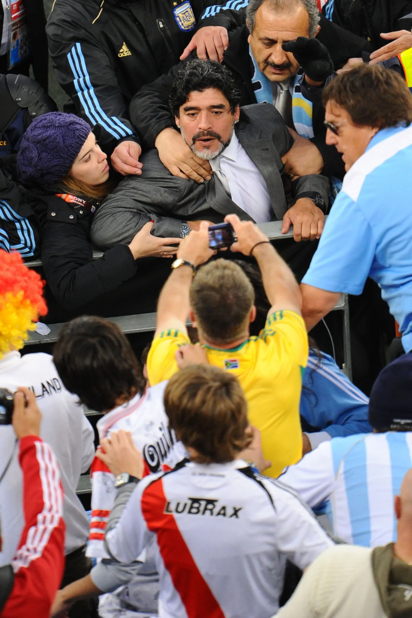 Диего Марадона среди болельщиков.