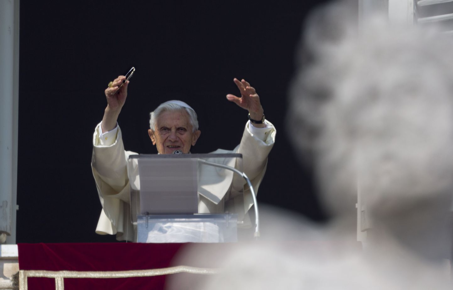 Paavst Benedict XVI oma korteri aknal Vatikanis 17. veebruaril.