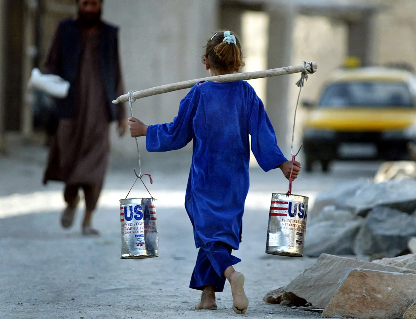 Afganistani tüdruk Kabulis joogivett kandmas. Foto on illustratiivne.