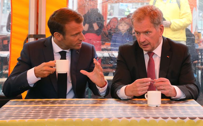 Emmanuel Macron ja Sauli Niinistö kohvi joomas
