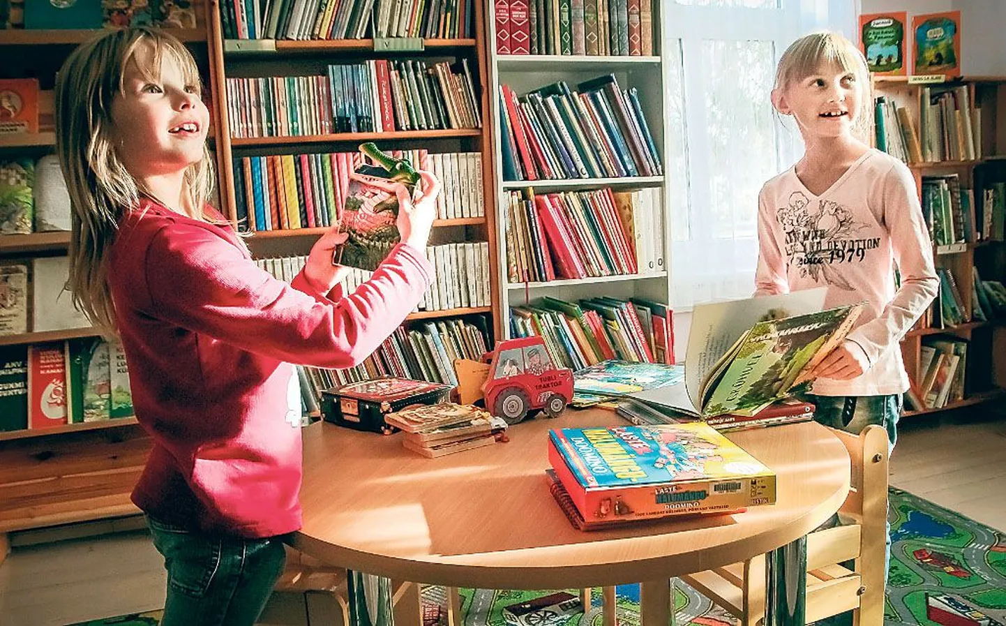 Sügisvaheajal käivad Piia ja Anette raamatukogus, kus on mõnusalt sisustatud lastekirjanduse tuba.