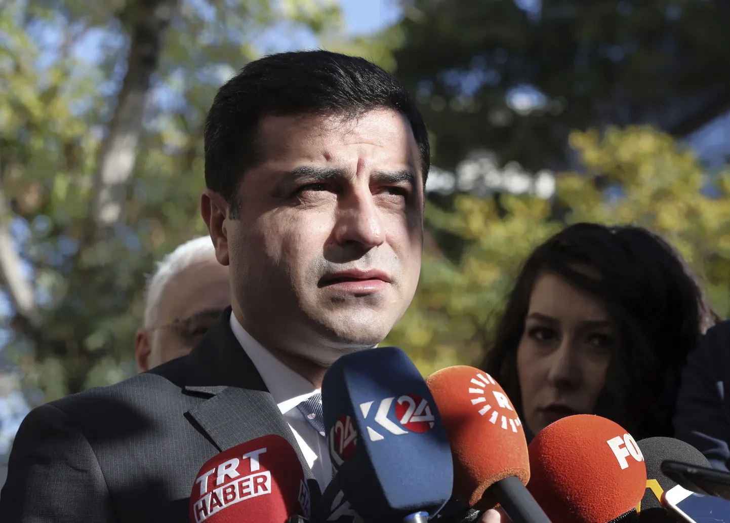 Selahattin Demirtas vestleb meediaga ajakirjanike vahistamise teemal.