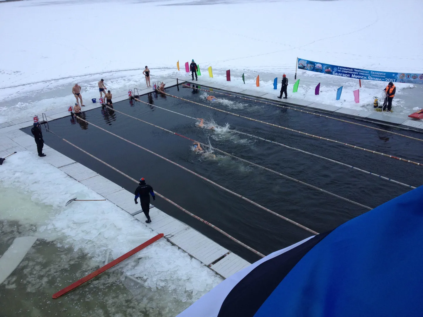 Võistlusi peeti Komsomolski paisjärvel, kus järvepäästekomando kõrvale oli 30 sentimeetri paksusesse jäässe saetud bassein viie ujumisraja tarvis. Ohutuse eest hoolitses pidevalt kuus päästjat.