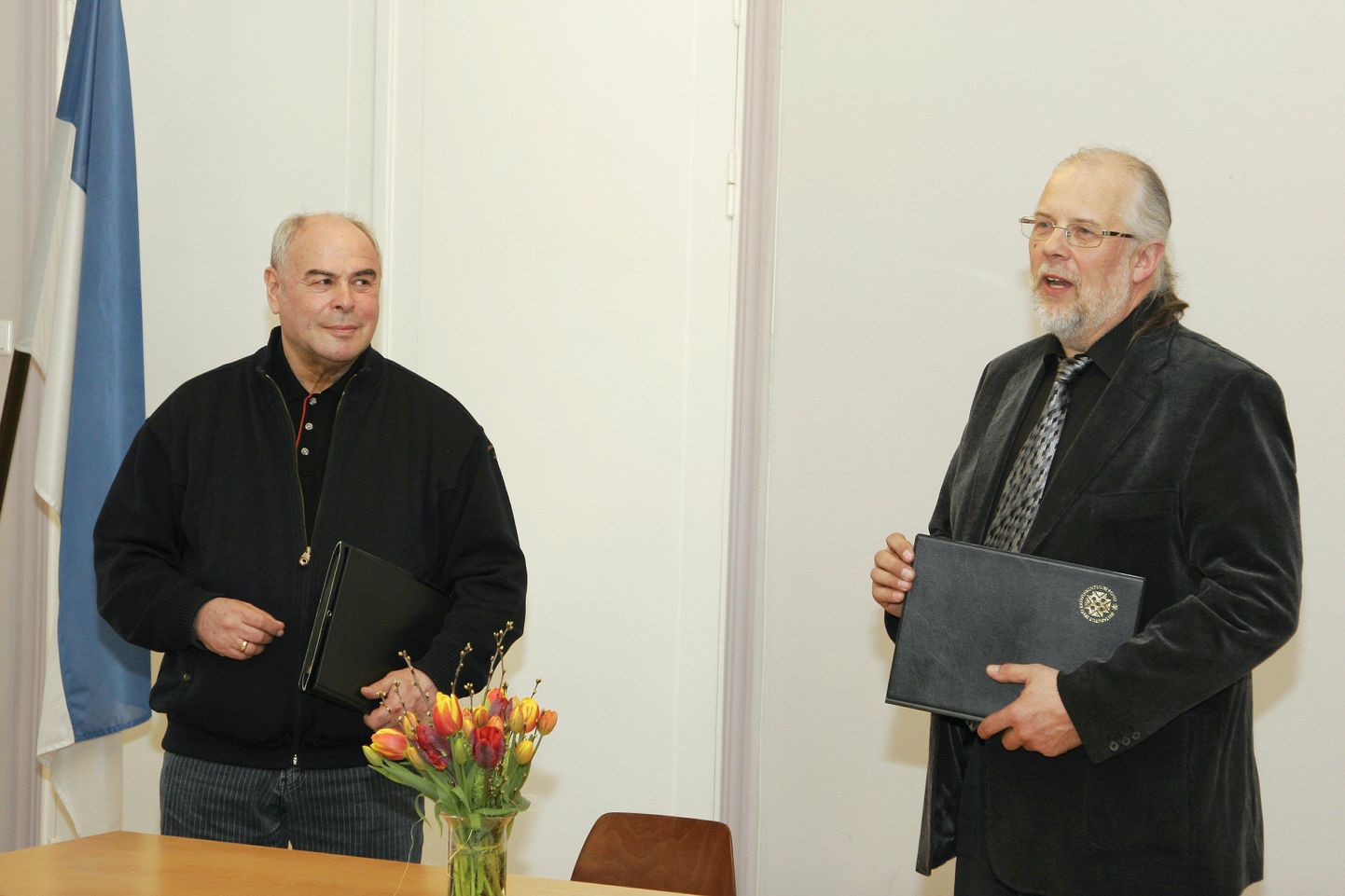 Eesti rahvuskultuuri fondi esimees Eri Klas ja Ülo Krigul kirjutasid alla dokumentidele, millega loodi fond Viljandi juurtega muusikute toetamiseks.