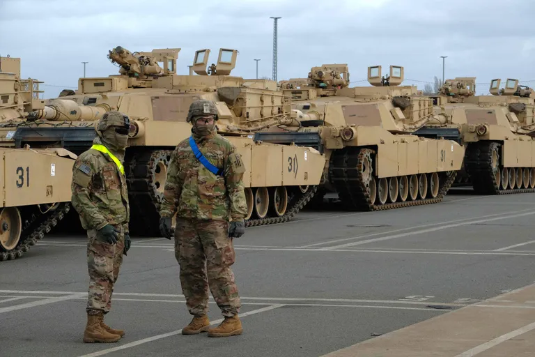 USA sõjaväelased ja M1 Abrams tankid Bremerhaveni sadamas õppusel Defender-Europe.