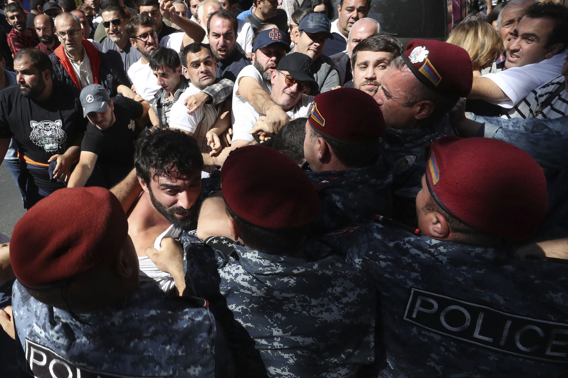 Столкновения демонстрантов с полицией в Ереване