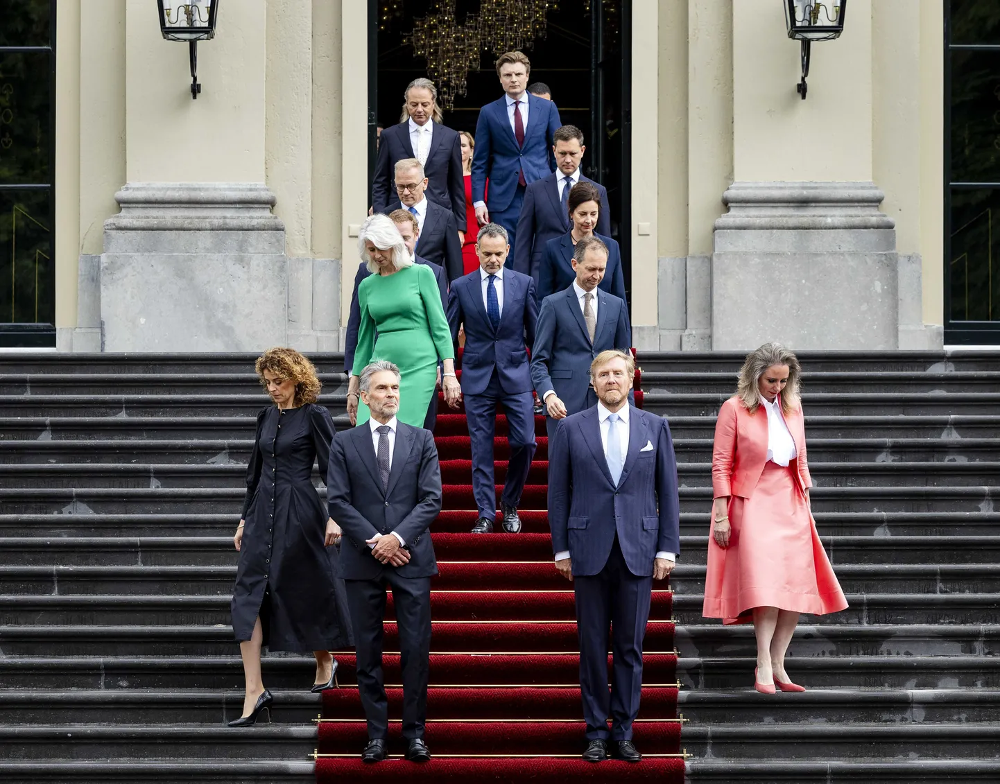 Hollandi kuningas ja värske peaminister ministritega pilti tegemas.