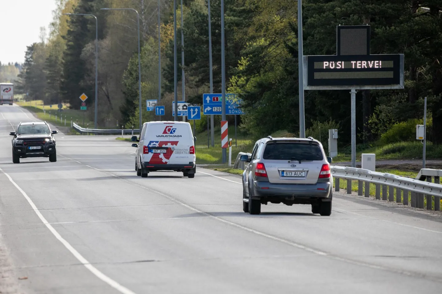 Sämisilla bussipeatuse läheduses jagab liiklejatele infot muutuva teabega liiklusmärk.