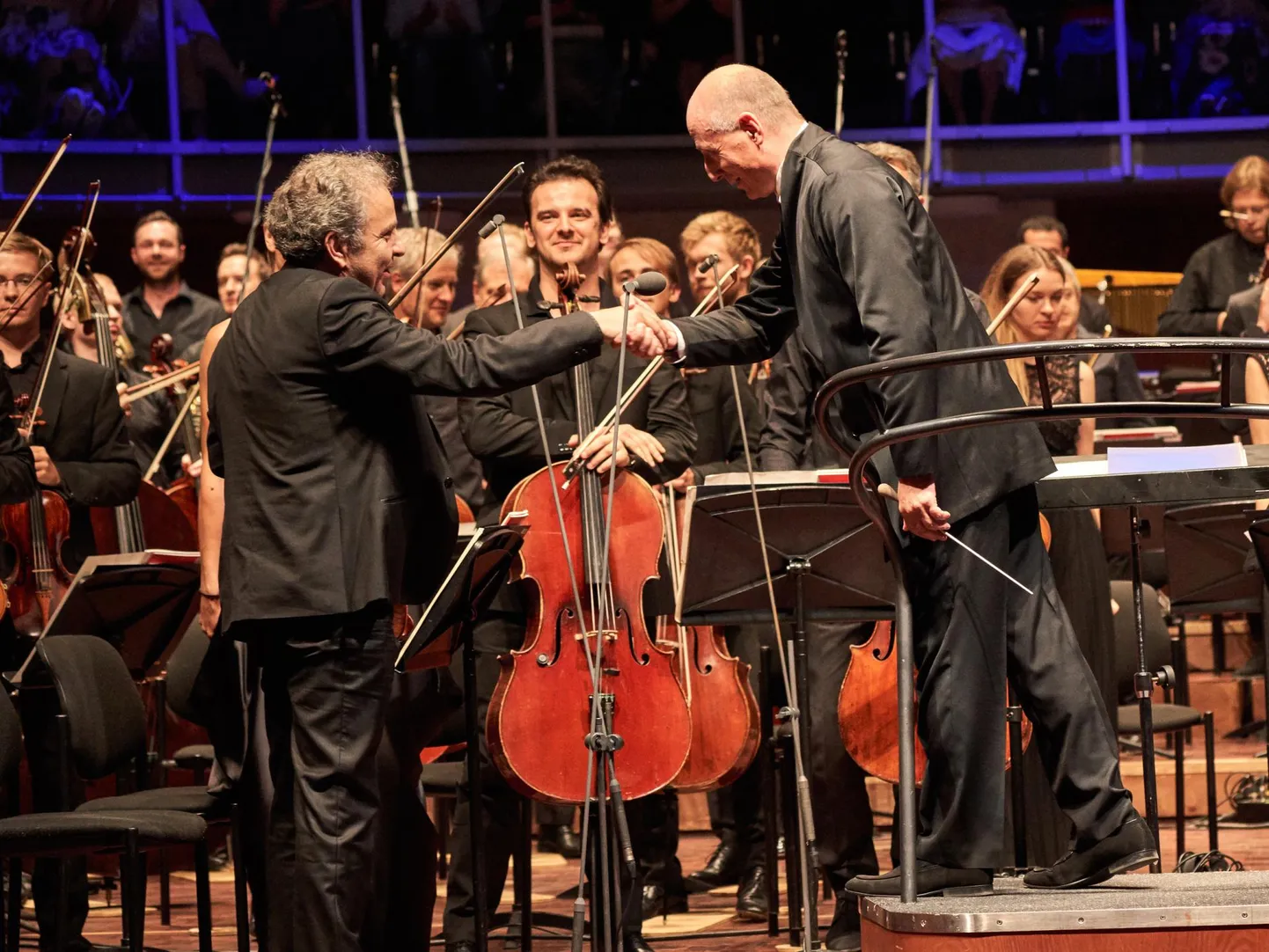 Paavo Järvi surus Pärnu kontserdi lõpus kätt Philippe Aïche’il, kes Pariisi orkestri kontsertmeistrina teeb tänavu Järvi palvel sama tööd ka Eesti Festivaliorkestris, kuna Florian Donderer ei saanud sel korral festivalil ja turneel osaleda.