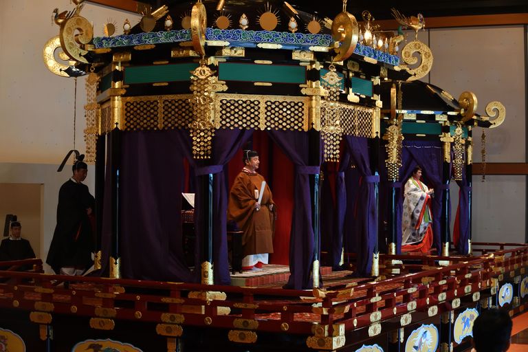 Император Нарухито (2-й справа) и императрица Масако (справа) присутствуют на церемонии интронизации, на которой император официально провозглашает свое восхождение на Трон из хризантем в Императорском дворце в Токио 22 октября 2019 года.