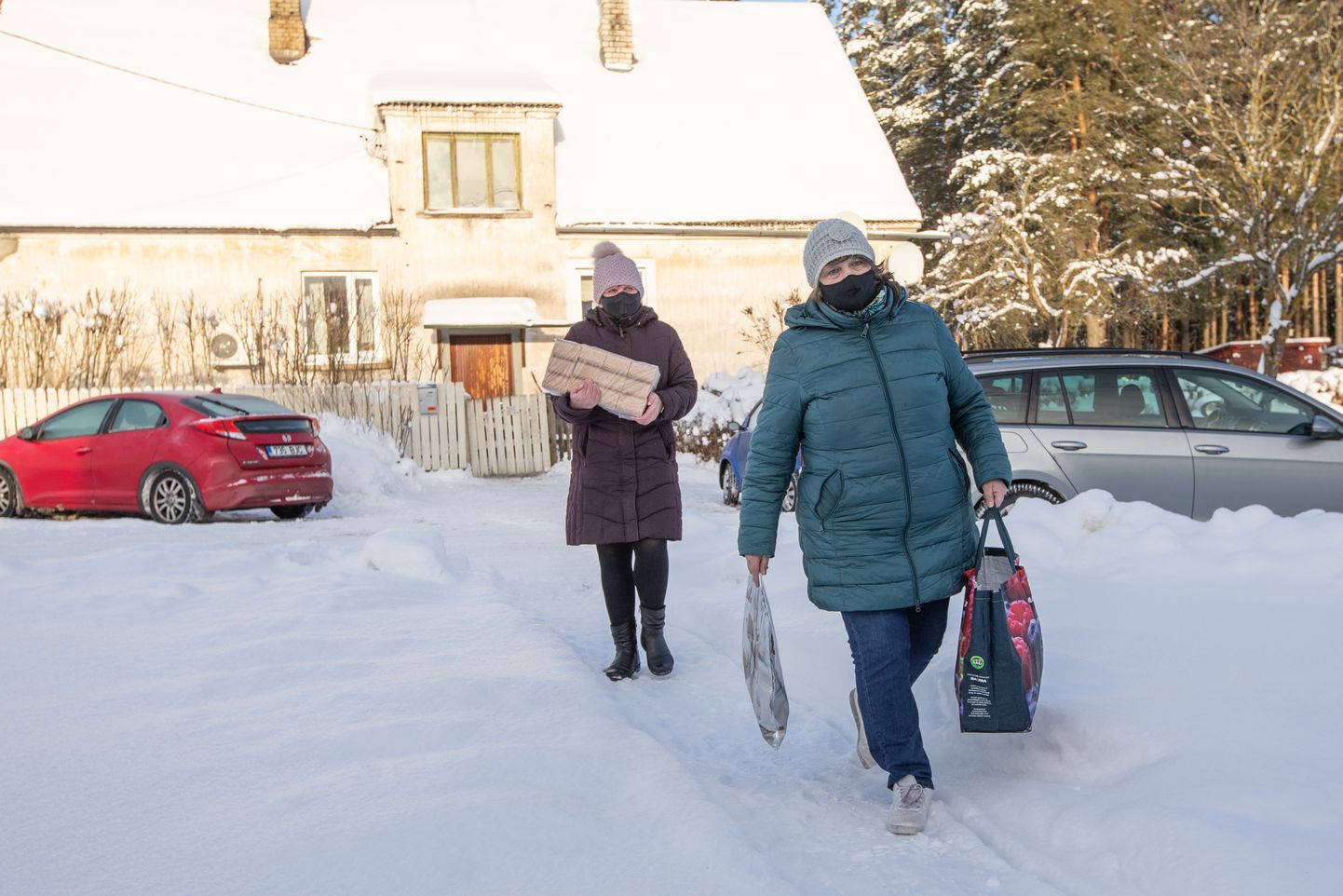 Toila valla koduhooldustöötajad Tiina Volt (vasakul) ja Ivi Liiv viivad oma hoolealustele kolmapäeviti nädalase toiduvaru.