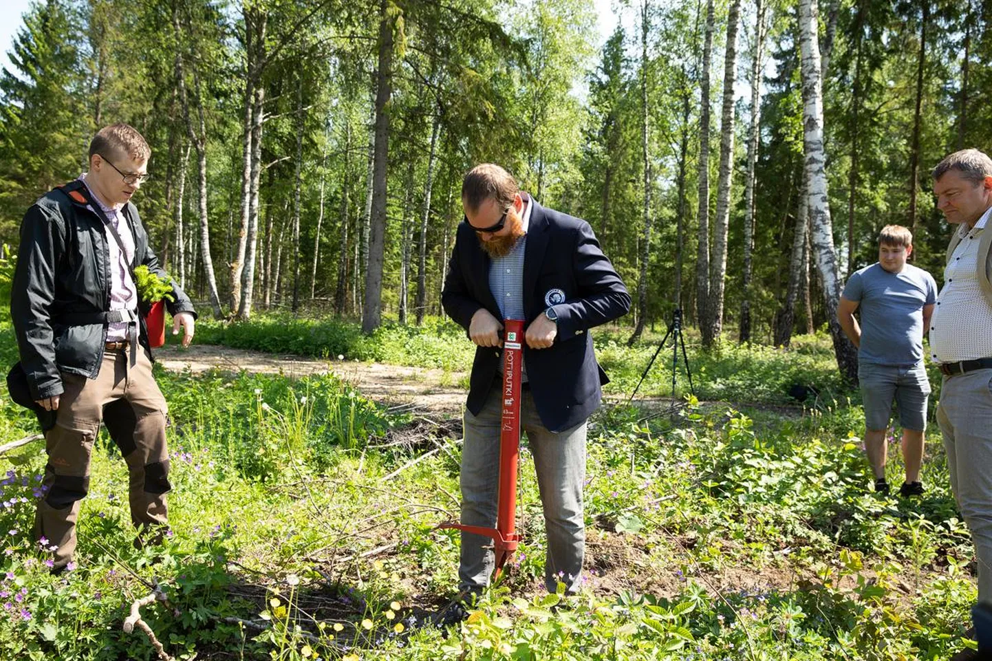 Heiti Hääle ja tema venna Marti Hääle juhitav ettevõte alustab kogukonnaprogrammiga. Pildil puud istutamas Marti Hääl.