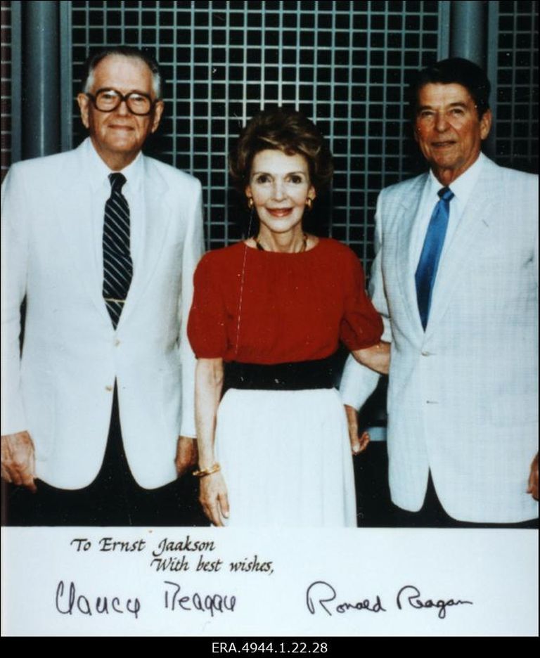 Консул Эрнст Яаксон, первая леди Нэнси Рейган и президент Рональд Рейган на приеме в Белом доме. Национальный архив, 1984 г.