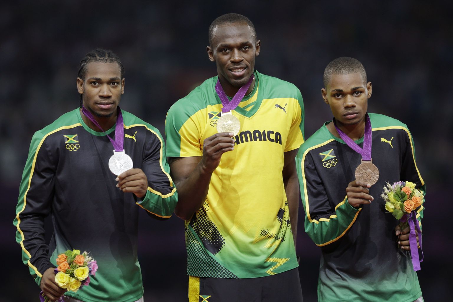 Usain Bolt (keskel) koos kaasmaalaste Yohan Blake'i (vasakul) ja Warren Weiriga.
