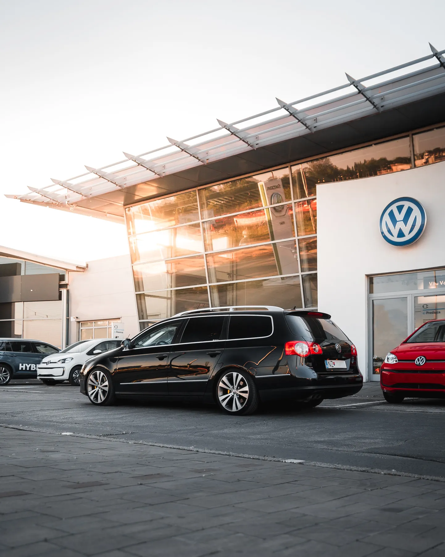 Automašīnas pie Volkswagen salona