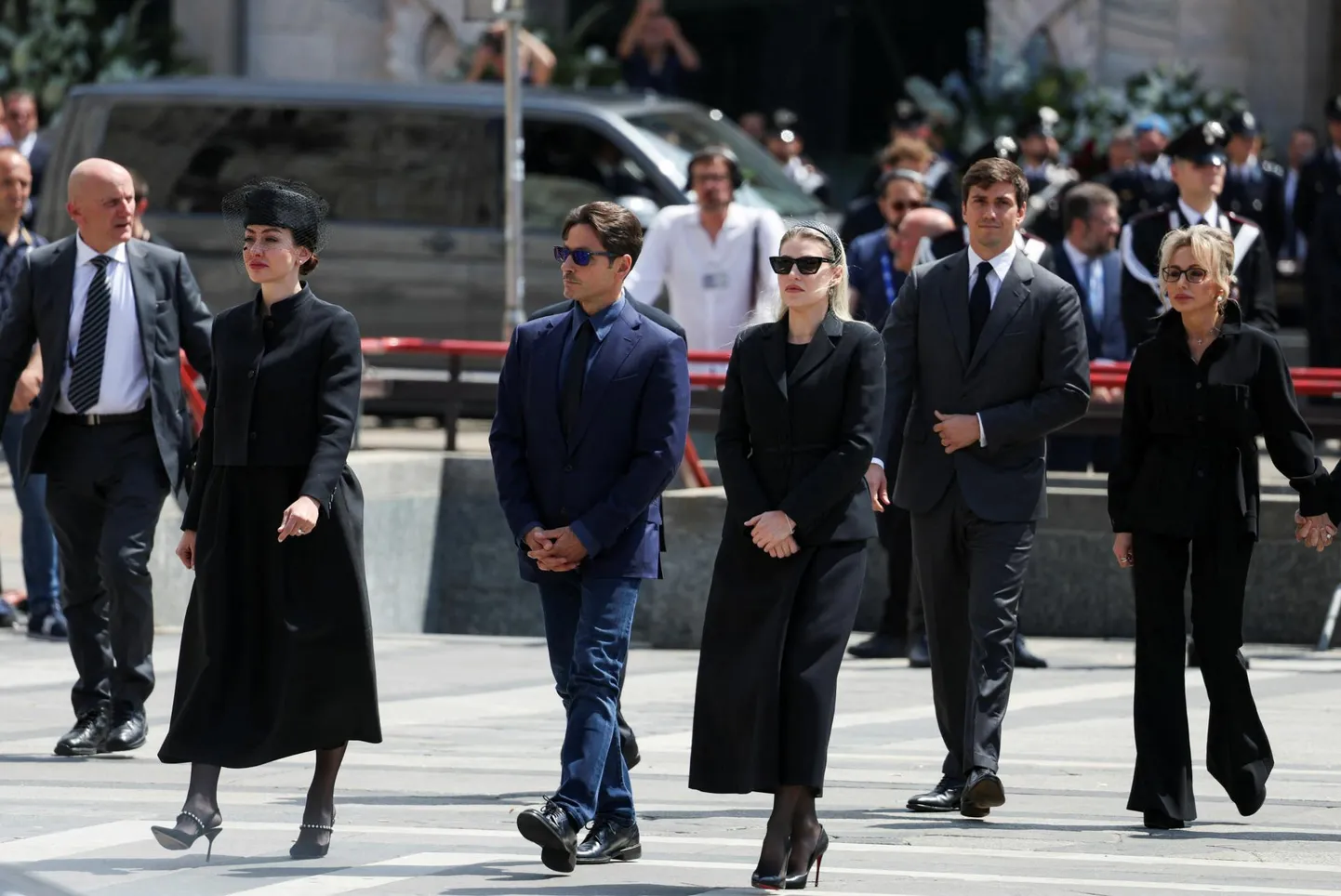 Silvio Berlusconi lapsed eile Milano toomkiriku juures isa matustele saabumas: vasakult Eleonora Berlusconi, Pier Silvio Berlusconi, Barbara Berlusconi, Luigi Berlusconi ja Marina Berlusconi.