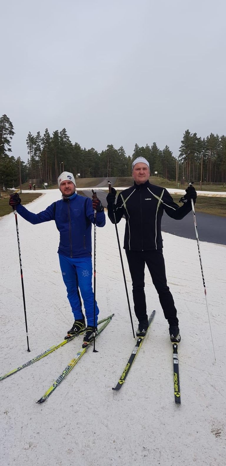 Filmimees Jaak Kilmi (vasakul) koos ettevõtja Jan Raudsepaga valmistumas nädal tagasi Pärnumaal Jõulumäel mullusest kunstlumest tehtud 1,4 kilomeetri pikkusel ringil jätkuvalt suure küsimärgi all olevaks suusahooajaks.