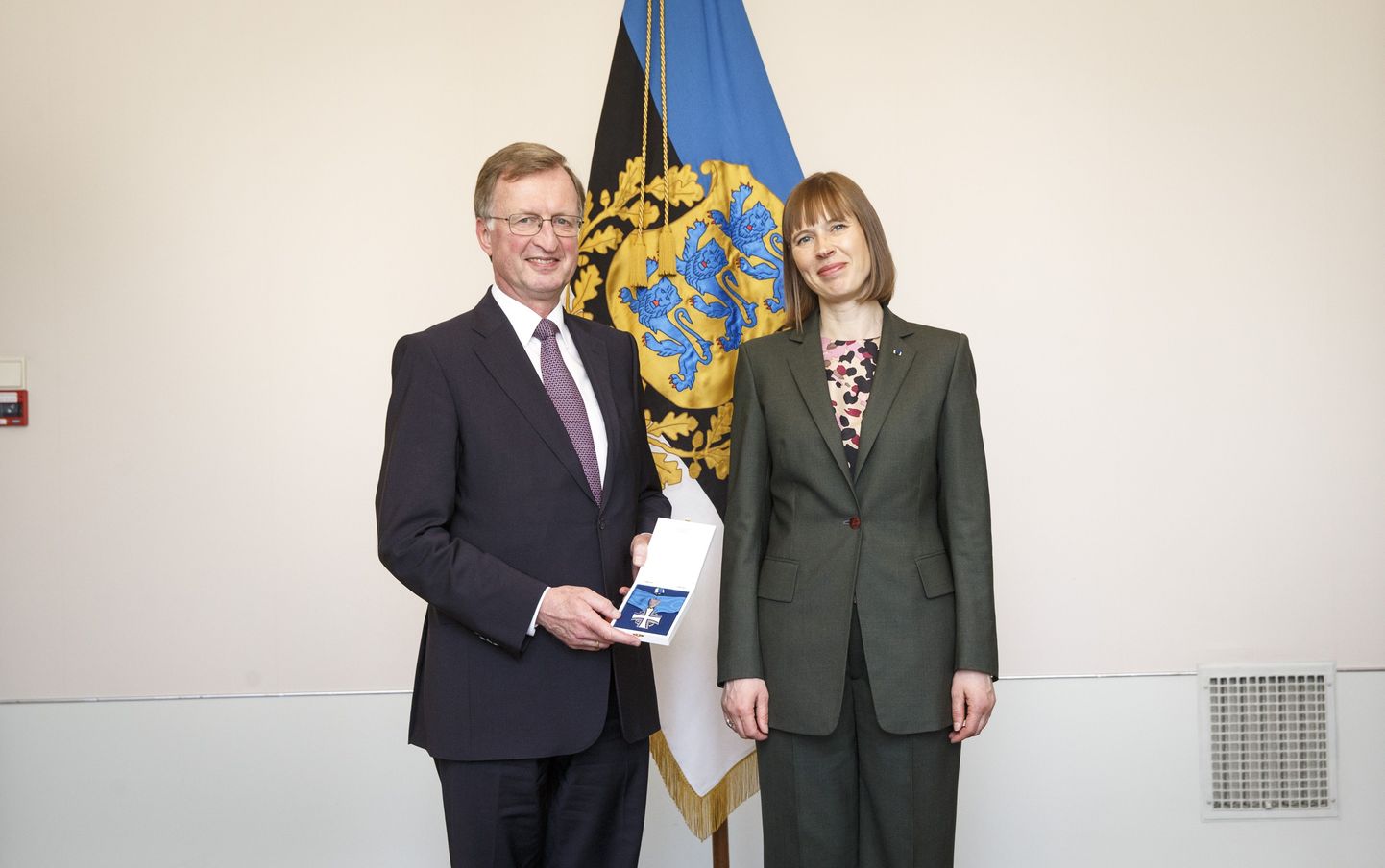 President Kersti Kaljulaid andis Kadriorus NATO abipeasekretär Heinrich Braussile üle Maarjamaa Risti III klassi teenetemärgi.