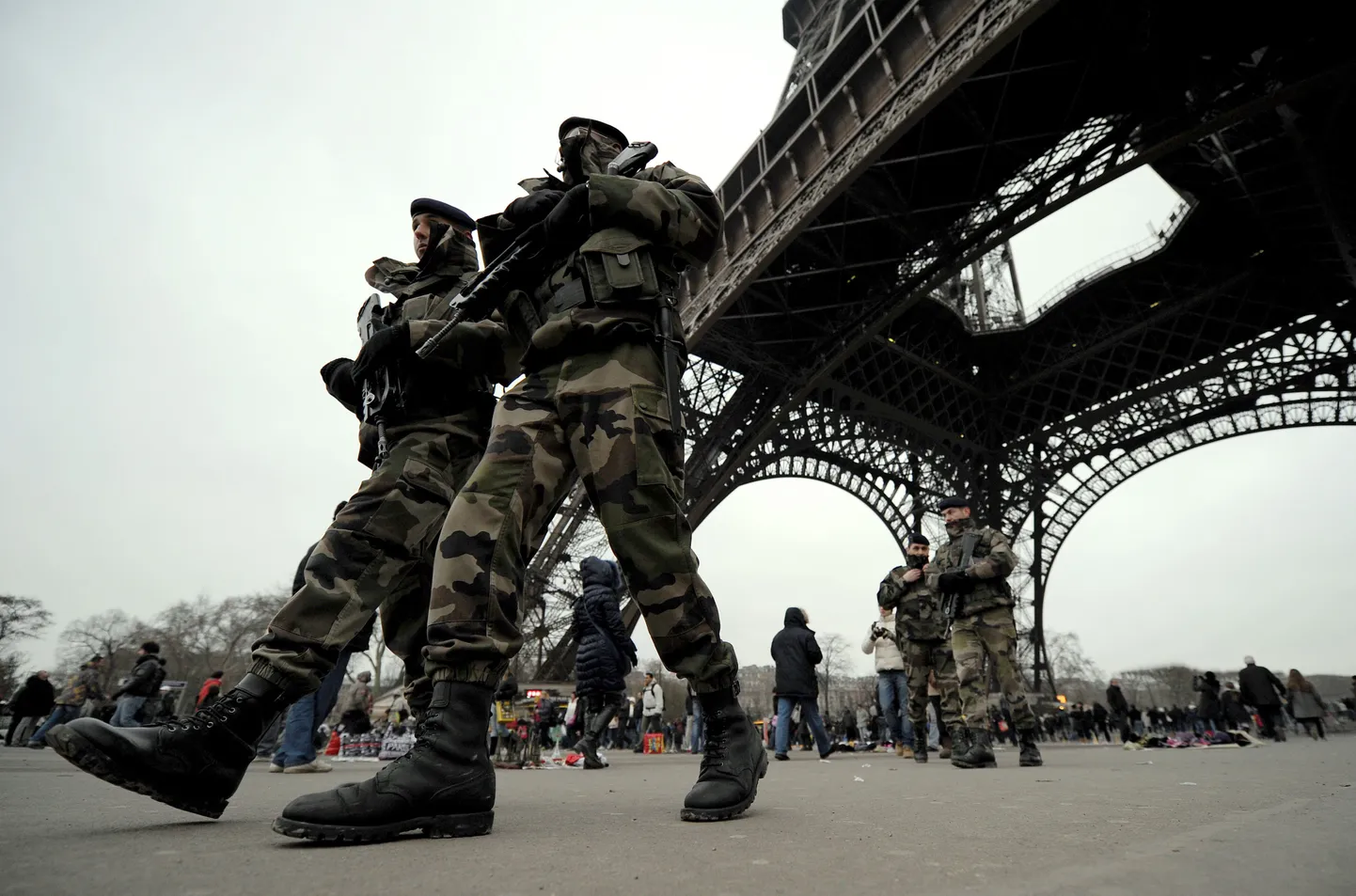Prantsuse sõjaväelased mullu detsembris patrullimas Pariisis Eiffeli torni juures.