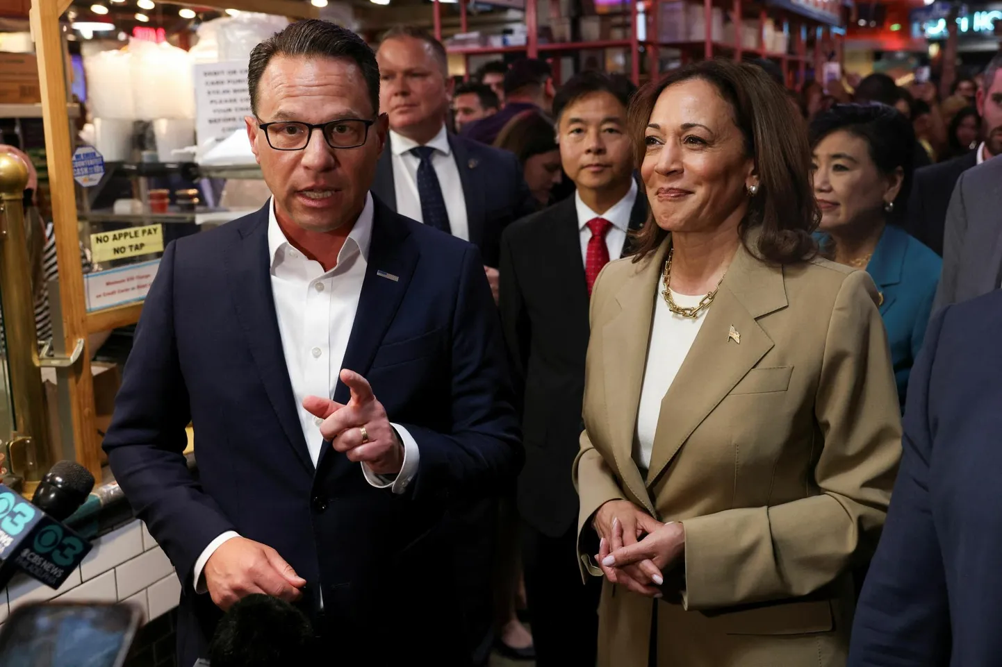 Ameerika Ühendriikide asepresident Kamala Harris (paremal) ja Pennsylvania kuberner Josh Shapiro möödunud kuul Philadelphias.