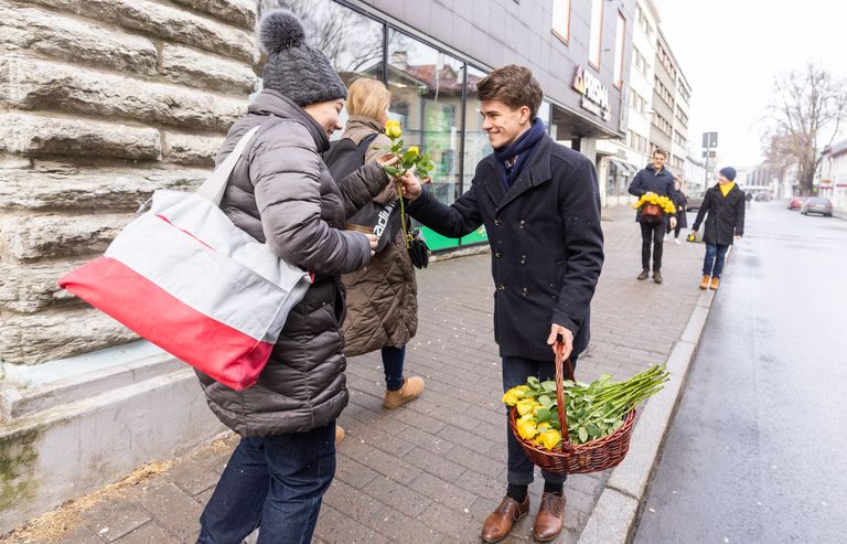 Tallinna linnavolikogu juures jagavad reforminoored möödujatele kollaseid roose.
