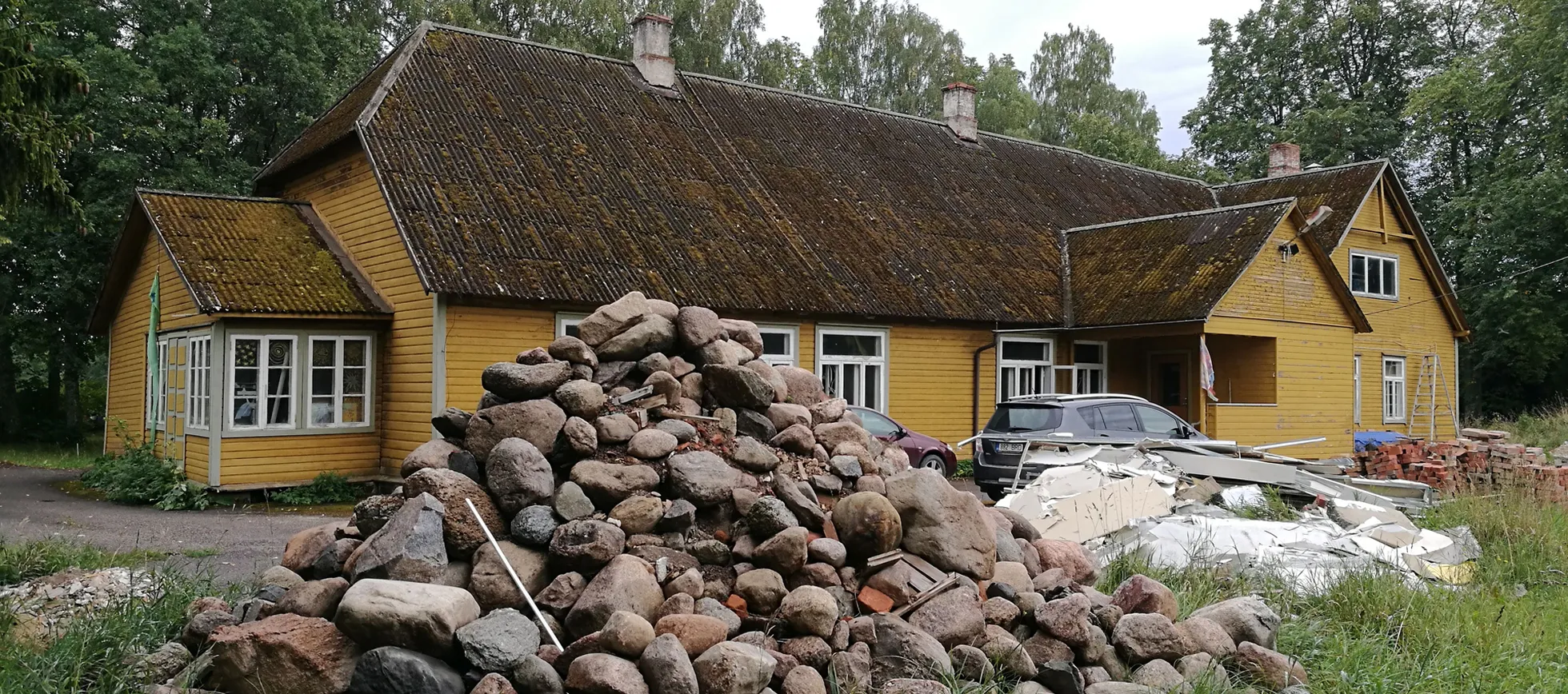 Kooliharidust hakati Välustes andma 1853. aastal. Nii on kirjas hoovil seisval mälestuskivil. Kool suleti 2006. ja lasteaed 2011. aastal. Nüüd on seal Tiibeti traditsioonilise meditsiini kool.