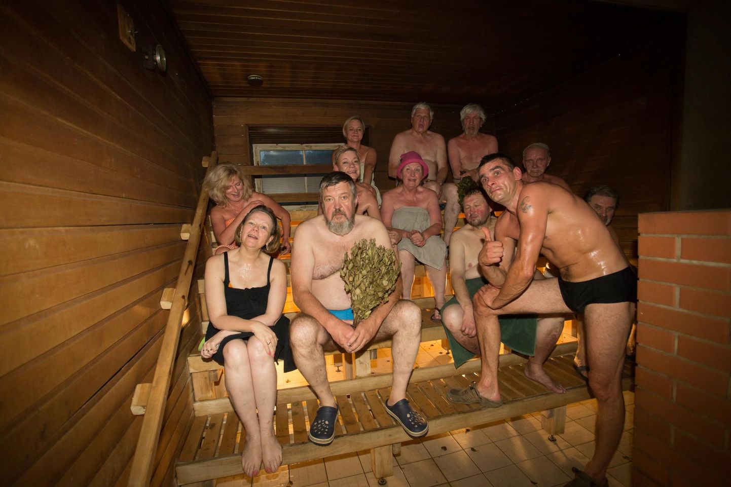 Kadrina saunaklubi on aegade jooksul võõrustanud paljusid põnevaid külalisi. Juuresolev pilt on tehtud 2017. aastal, mil sauna väisas Soome suursaadik Kirsti Narinen (ees vasakul).