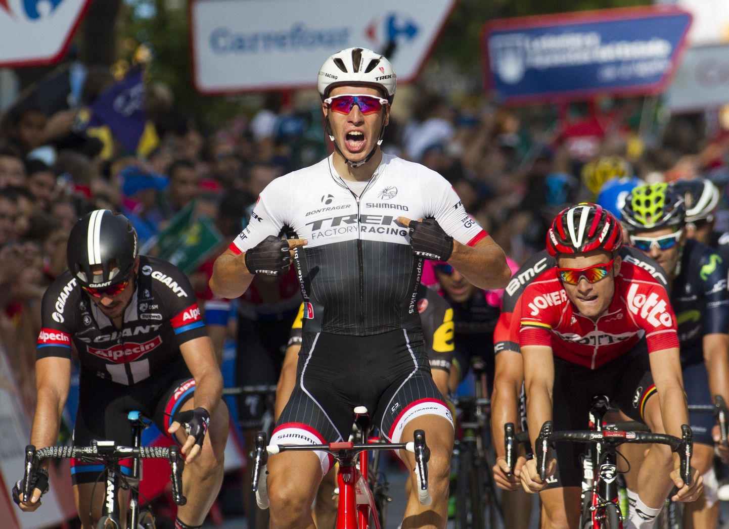 Danny Van Poppel tähistab Vuelta 12. etapi võitu.