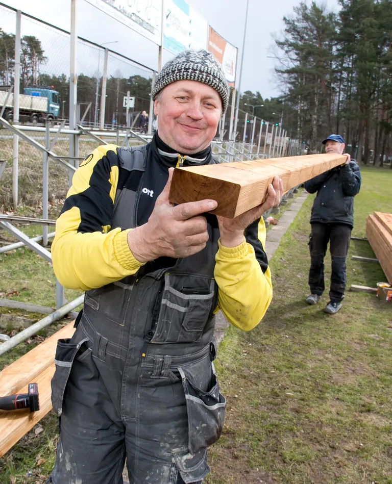 Raimo Paulberg (ees) 2015. aasta märtsis Pärnu Raeküla staadionil ehitustöid tegemas.