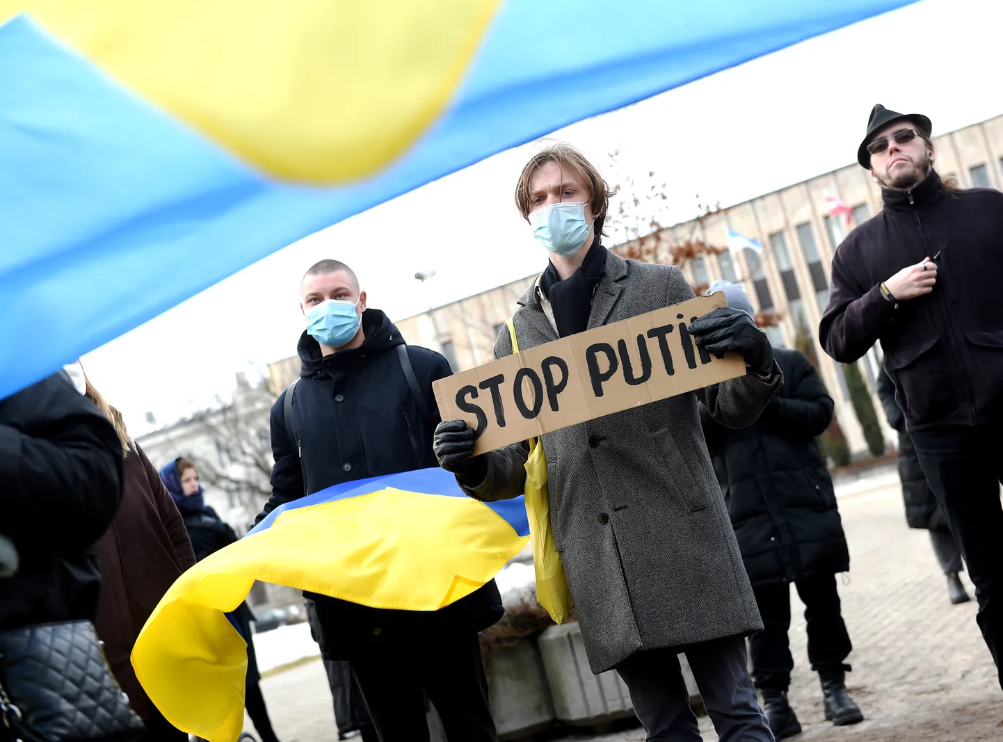 Iepretī Krievijas vēstniecībai notiek pikets pret Krievijas karaspēka iebrukumu Ukrainā.