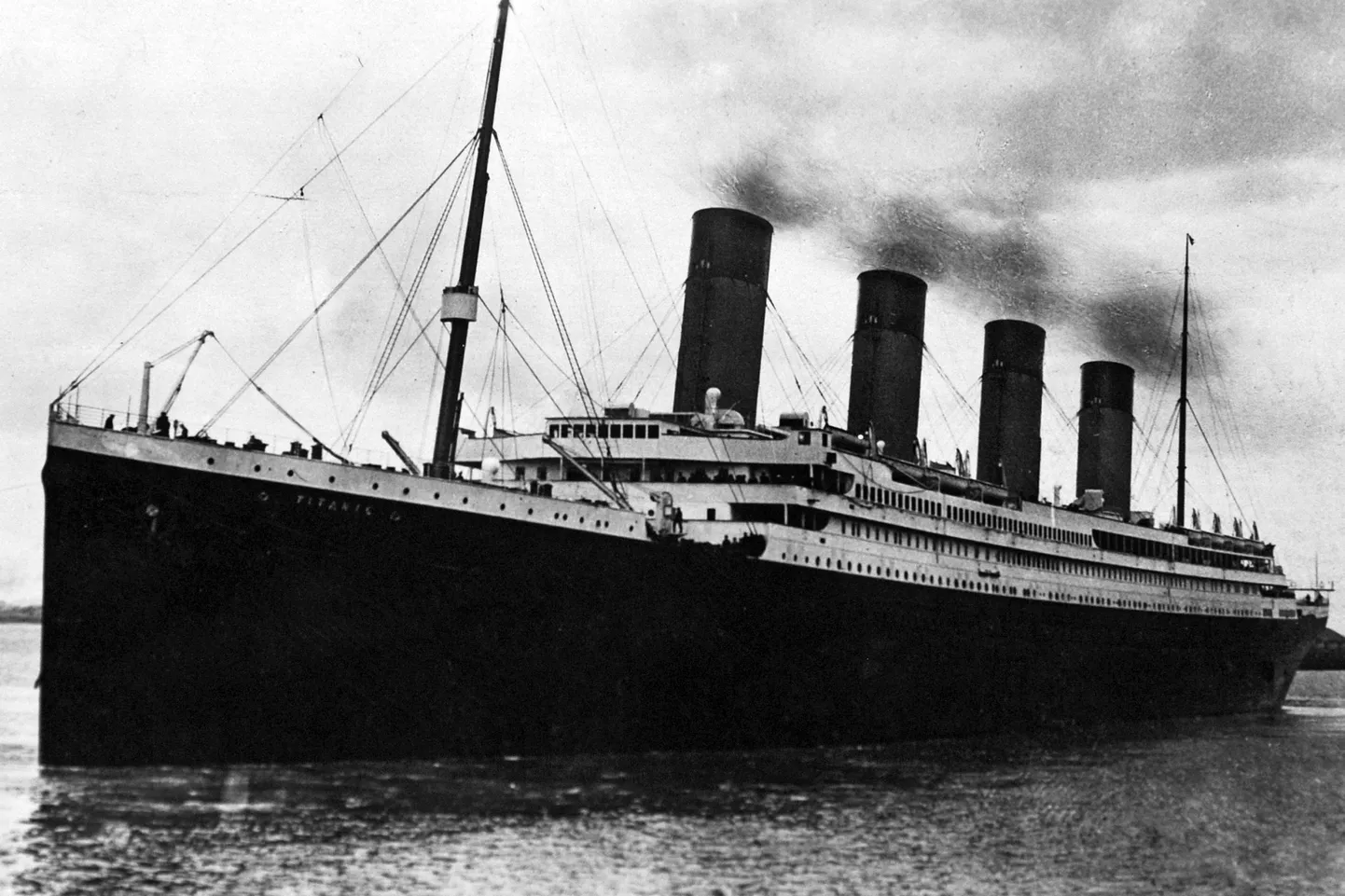 Titanic 10. aprillil 1912 Suurbritannia Southamptoni sadamast väljumas. Laev põrkas 14. aprillil 1912 Põhja-Atlandil jäämäega kokku ja vajus 2.5 tundi hiljem, kui oli juba 15. aprill 1912, ookeani põhja, võttes elu umbes 1500 inimeselt. Ellu jäi rohkem kui 700 inimest.