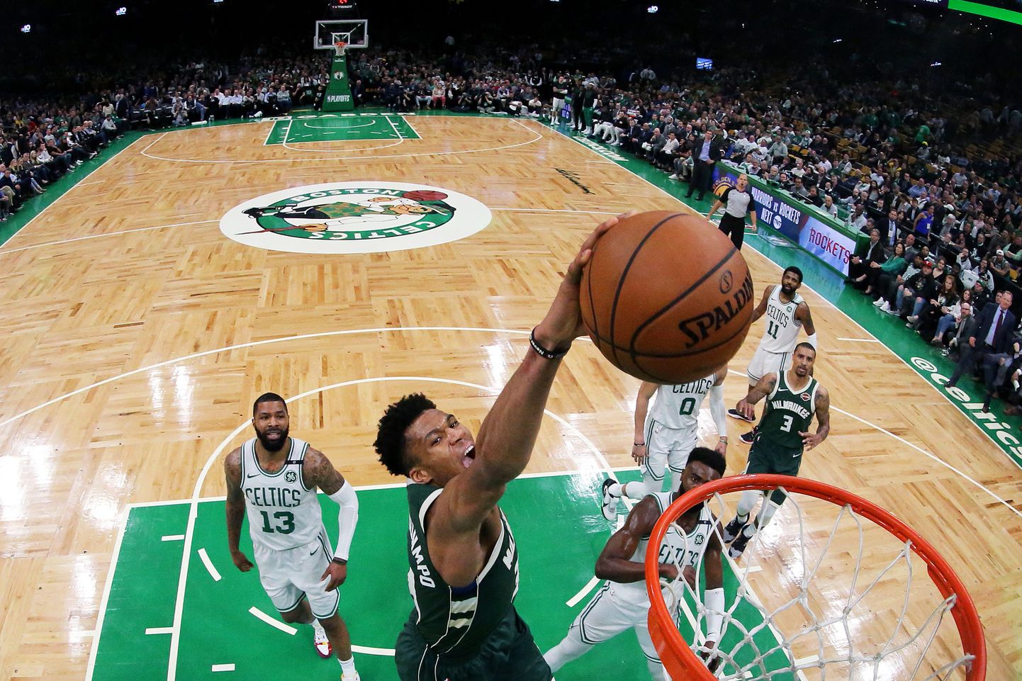Giannis Antetokounmpo (34) paneb Boston Celticsi vastu pealt