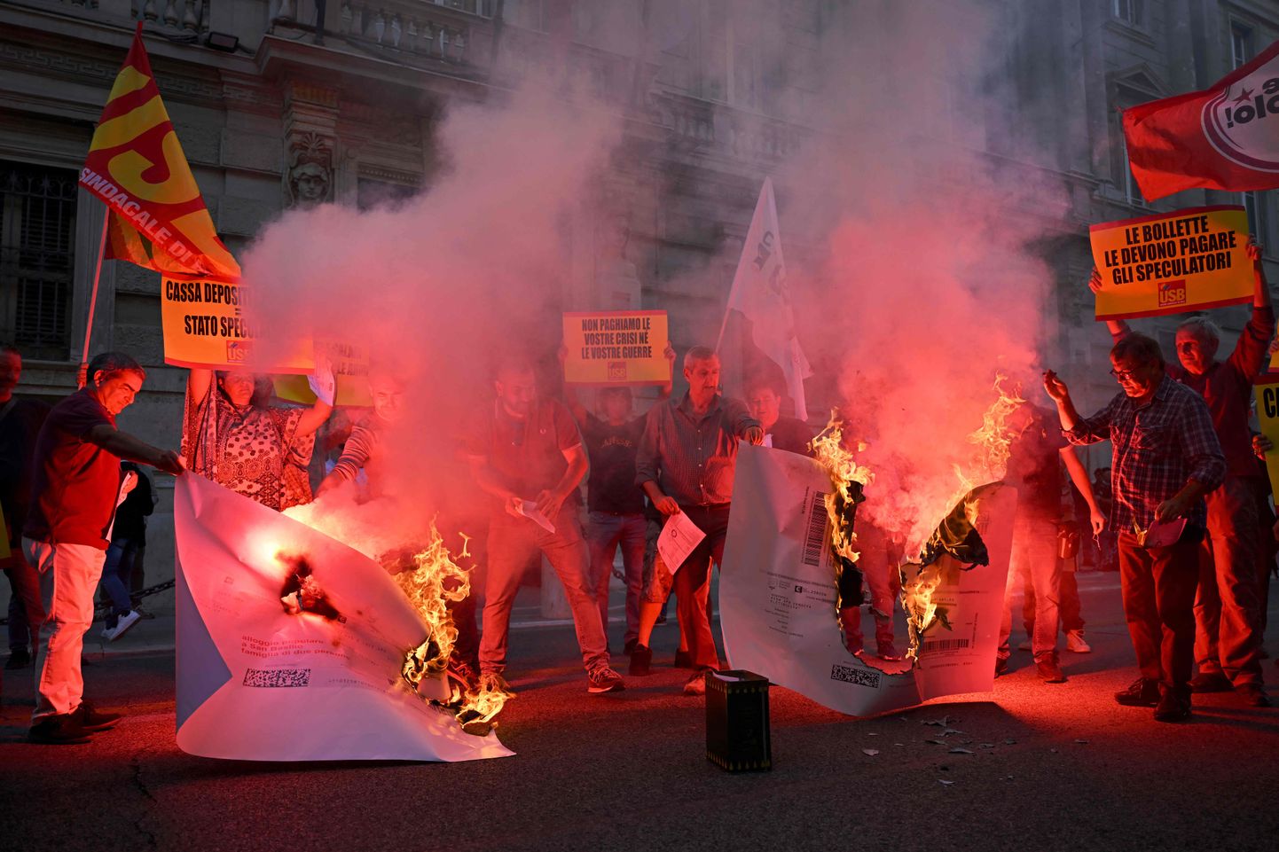 Protestijad Roomas põletamas oma energiaarveid meeleavalduse raames.