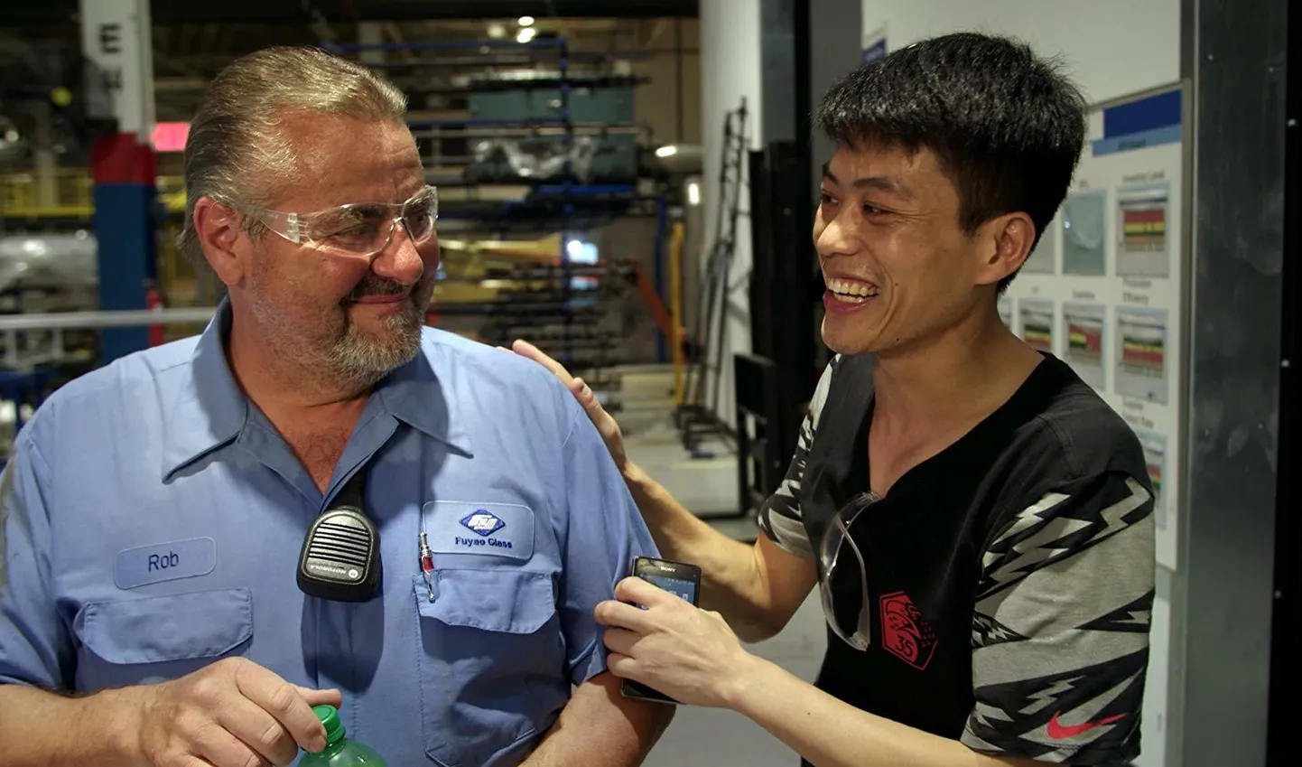 Rob Haerr ja Wong He kehastavad filmis «American Factory» iseendid. Eraelus said nad parimateks sõpradeks.