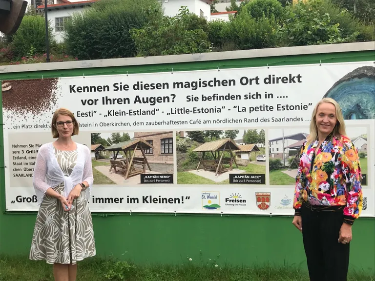 Klein-Estlandi võlusid tutvustab kohapeal plakat, internetist leiab lisainfot aga aadressilt www.oberkirchen-saarland.de/bei-uns-ist-was-los/touristik/grill-schaukeln-aus-estland.