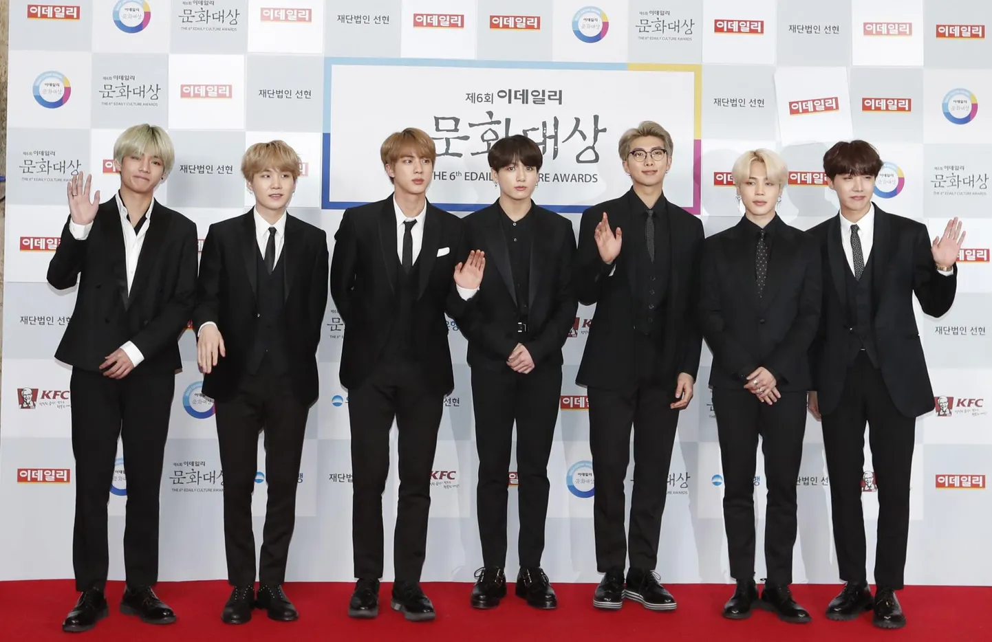 Poistebänd BTS on K-popi kõige värskem hitt-toode. 2013. aastal debüüdi teinud poisid andsid möödunud aastal välja kaks maailma enimmüüdud albumit. Neil on turunduslepingud Coca-Cola, Hyundai ja Pumaga, neist on tulemas ka Barbie versioon.