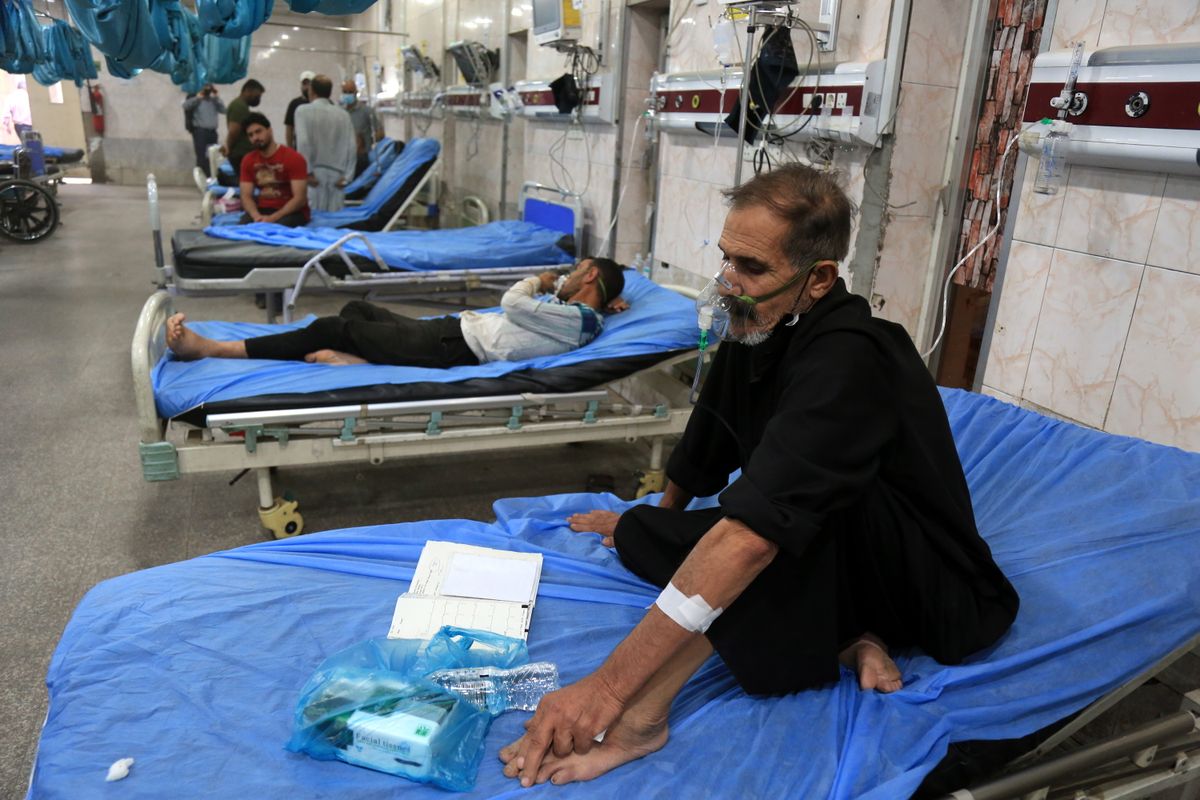 Liivatormi tõttu Bagdadis haiglasse sattunud mehed saavad lisahapnikku.