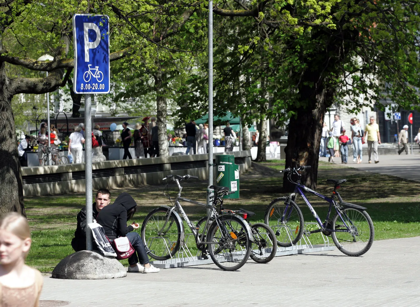 Rattaparkla Vabaduse väljakul Jaani kiriku kõrval.