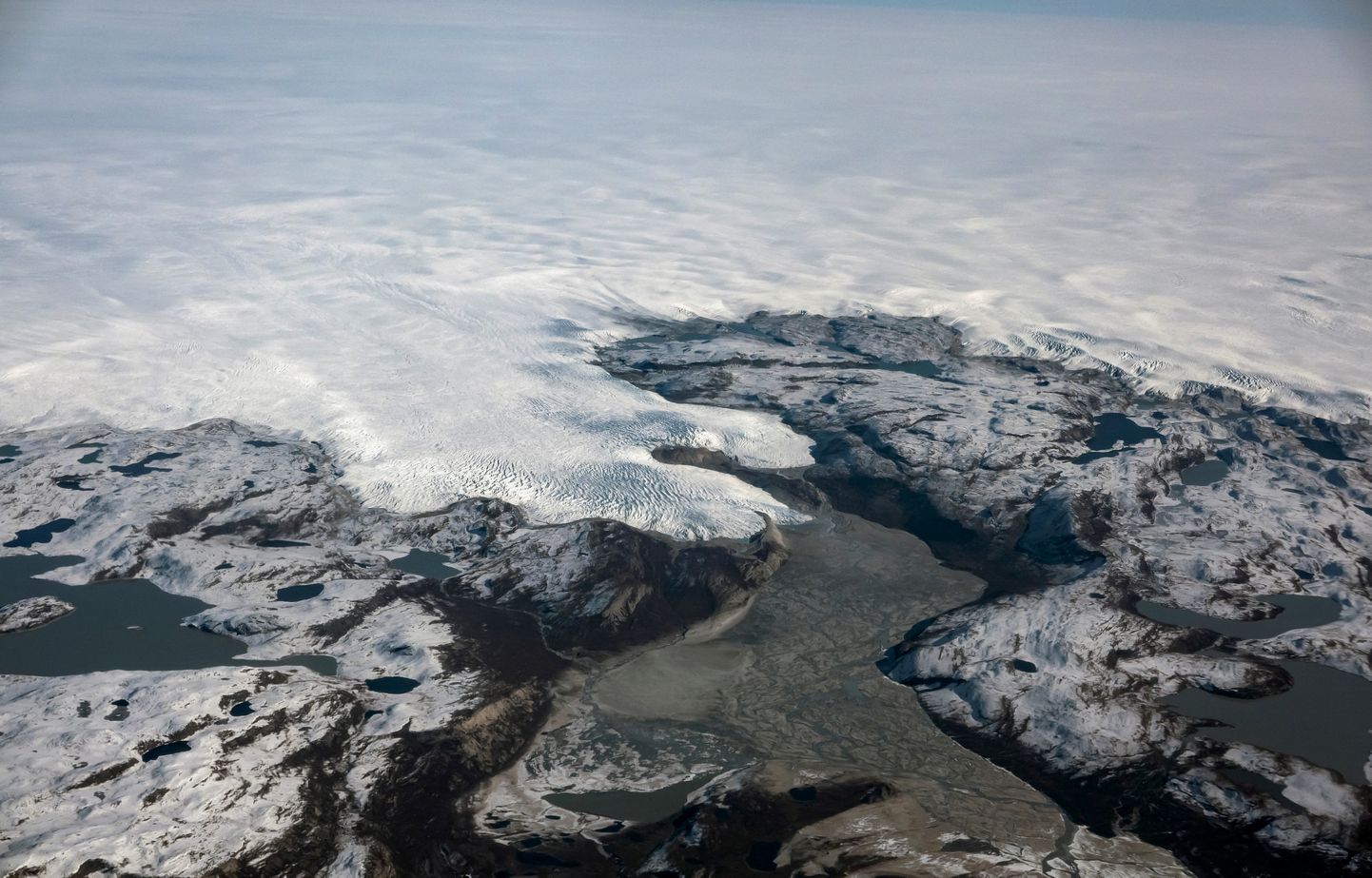Ледниковый щит Гренландии потерял почти триллион тонн льда за последние 40 лет.