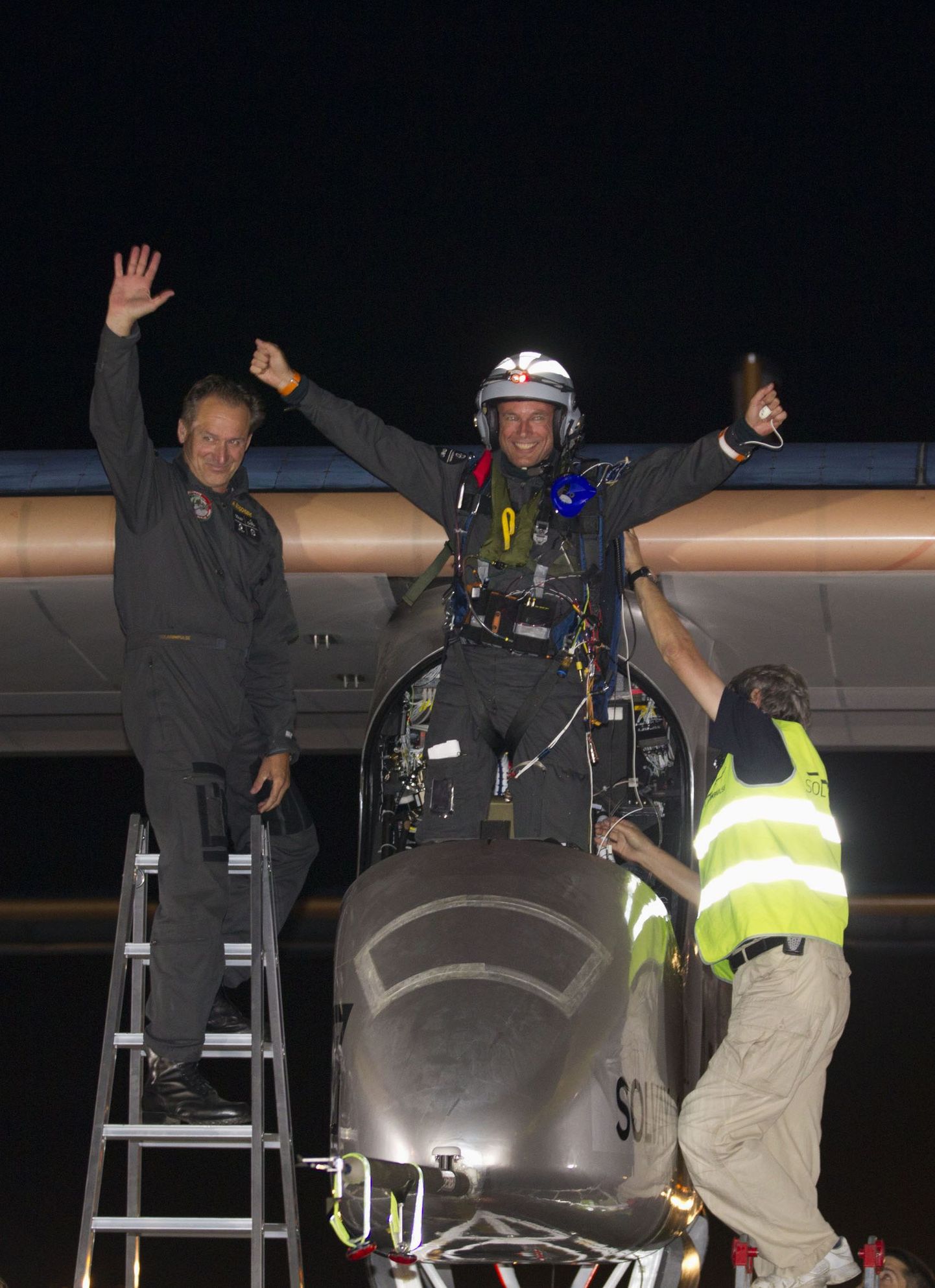 Solar Impulse piloot Bertrand Piccard (keskel) pärast edukat maandumist Rabatis