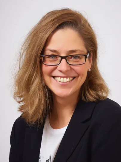 Dr Katrin Auel, Viini kõrgemate uuringute instituudi Euroopa valitsemistava, riigi rahanduse ja tööturu uurimisrühma juht