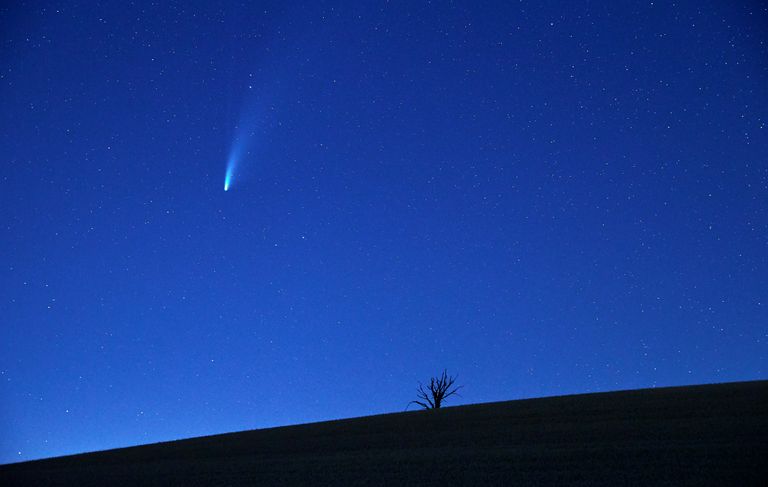 Komeet Neowise nähtuna 19. juulil 2020 Šveitsis Lausanne'i lähedal